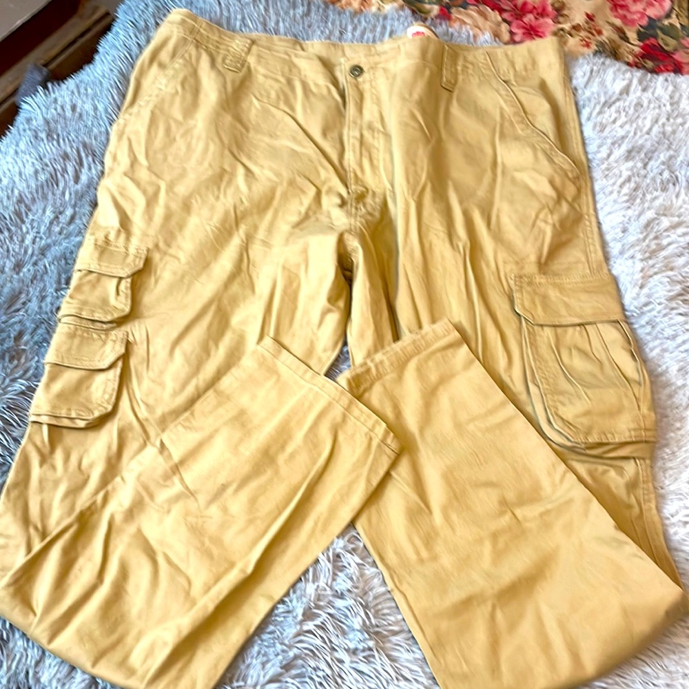 NWOT Men’s Wrangler Cargo Pants W42XL32